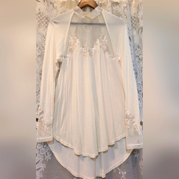 Free People Tops - Free People Womens Sz M Sheer White w/ Beautiful Floral Embroidery